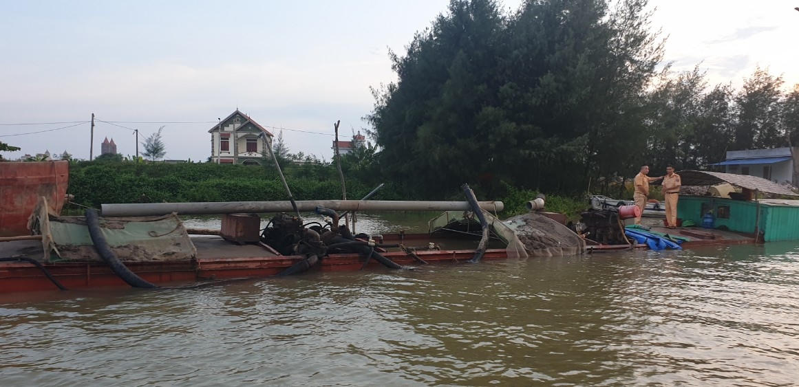 Công an tỉnh Thái Bình bắt giữ liên tiếp ba vụ khai thác cát trái phép trên sông Hồng