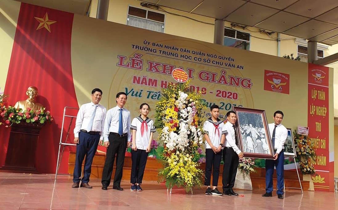 Trưởng ban Tuyên giáo Trung ương Võ Văn Thưởng đánh trống khai giảng tại Hải Phòng