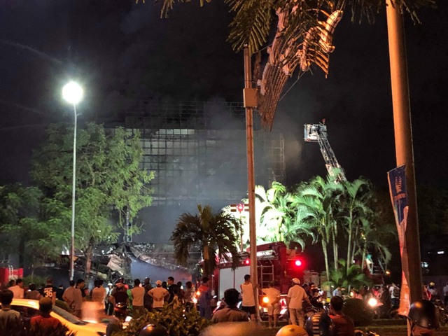 100 cảnh sát chữa cháy “căng mình” dập lửa tại siêu thị điện máy Hoàng Gia Hải Phòng