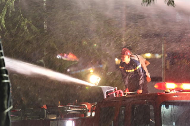 100 cảnh sát chữa cháy “căng mình” dập lửa tại siêu thị điện máy Hoàng Gia Hải Phòng