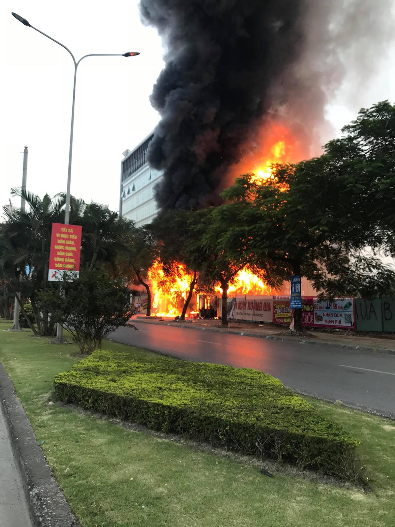 100 cảnh sát chữa cháy “căng mình” dập lửa tại siêu thị điện máy Hoàng Gia Hải Phòng