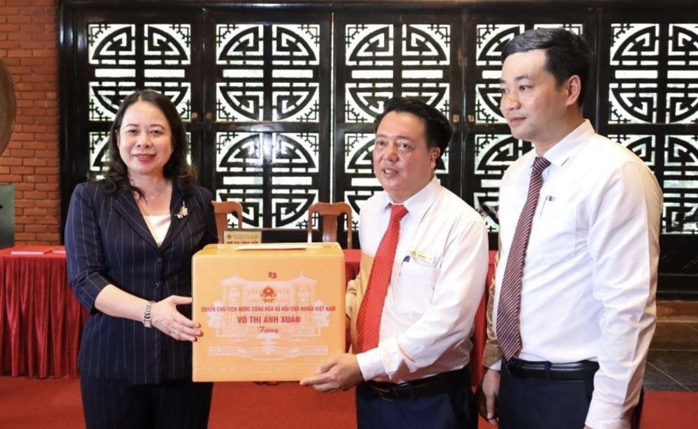 Quyền Chủ tịch nước Võ Thị Ánh Xuân dâng hương tưởng niệm Chủ tịch Hồ Chí Minh tại ATK Định Hóa