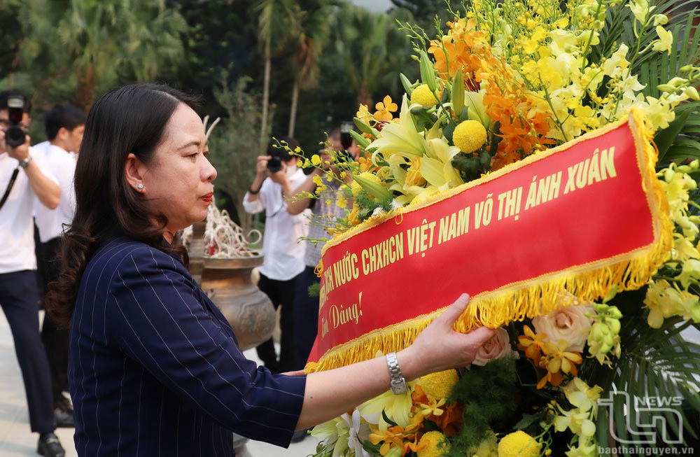 Quyền Chủ tịch nước Võ Thị Ánh Xuân dâng hương tưởng niệm Chủ tịch Hồ Chí Minh tại ATK Định Hóa
