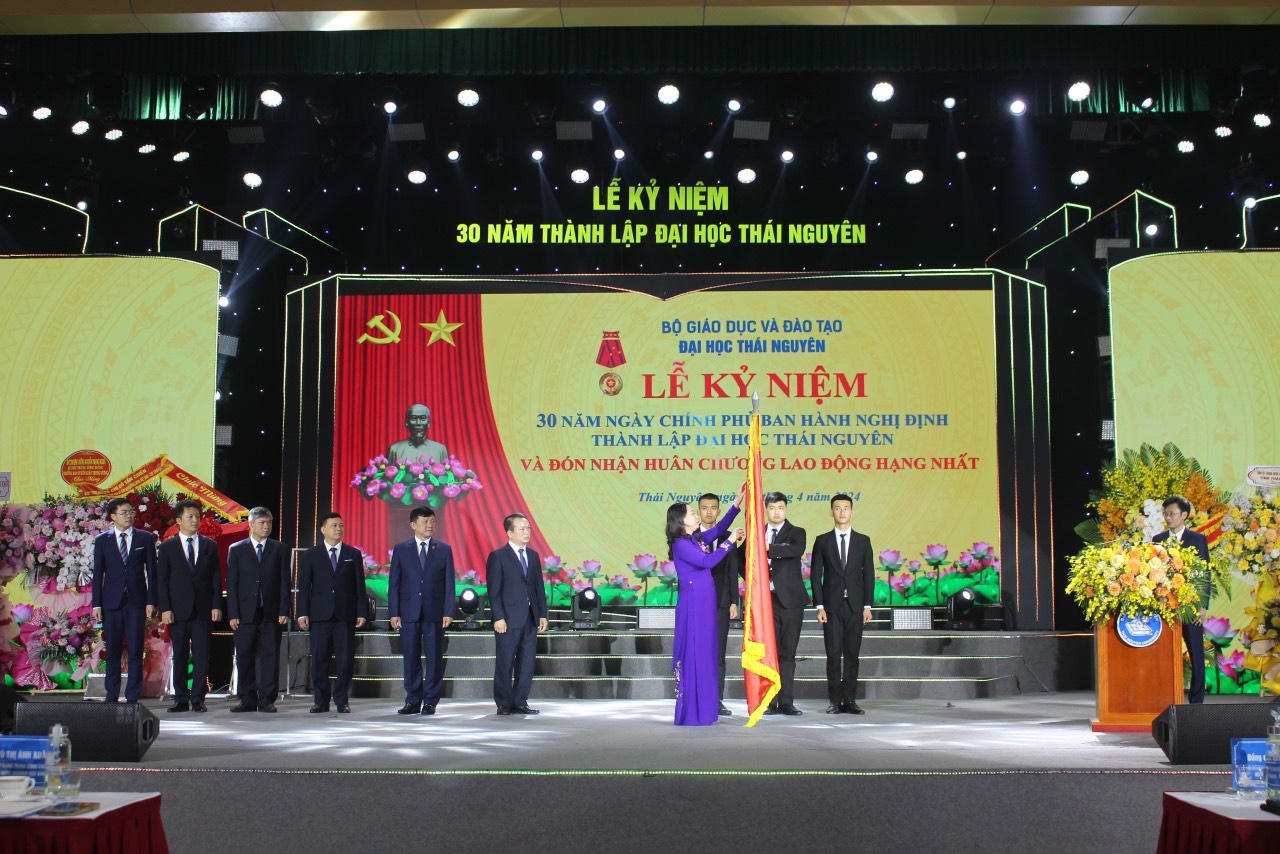 Quyền Chủ tịch nước Võ Thị Ánh Xuân trao Huân chương Lao động hạng Nhất cho Đại học Thái Nguyên