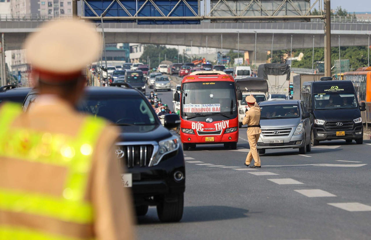 CSGT Hà Nội xử lý xe khách vi phạm, đảm bảo an toàn cho người dân về quê ăn Tết
