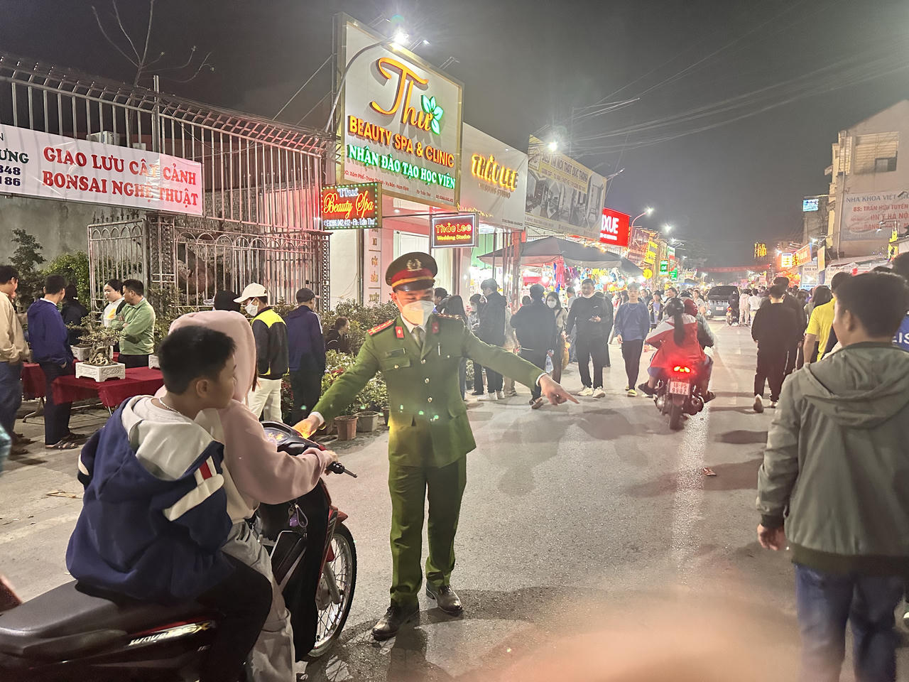 Đông đảo người đổ về chợ Viềng 'mua may bán rủi' trong đêm 