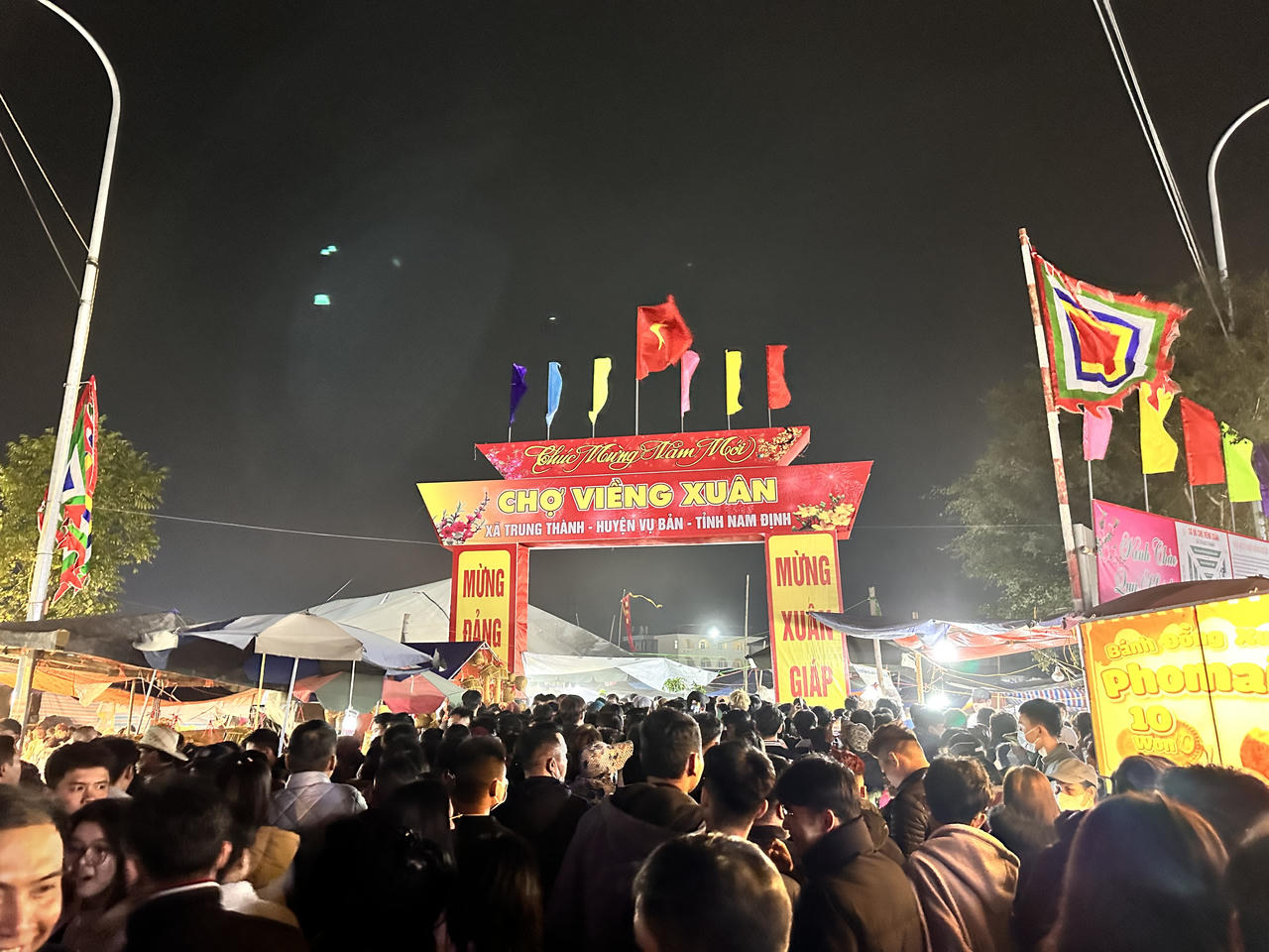 Đông đảo người đổ về chợ Viềng 'mua may bán rủi' trong đêm 