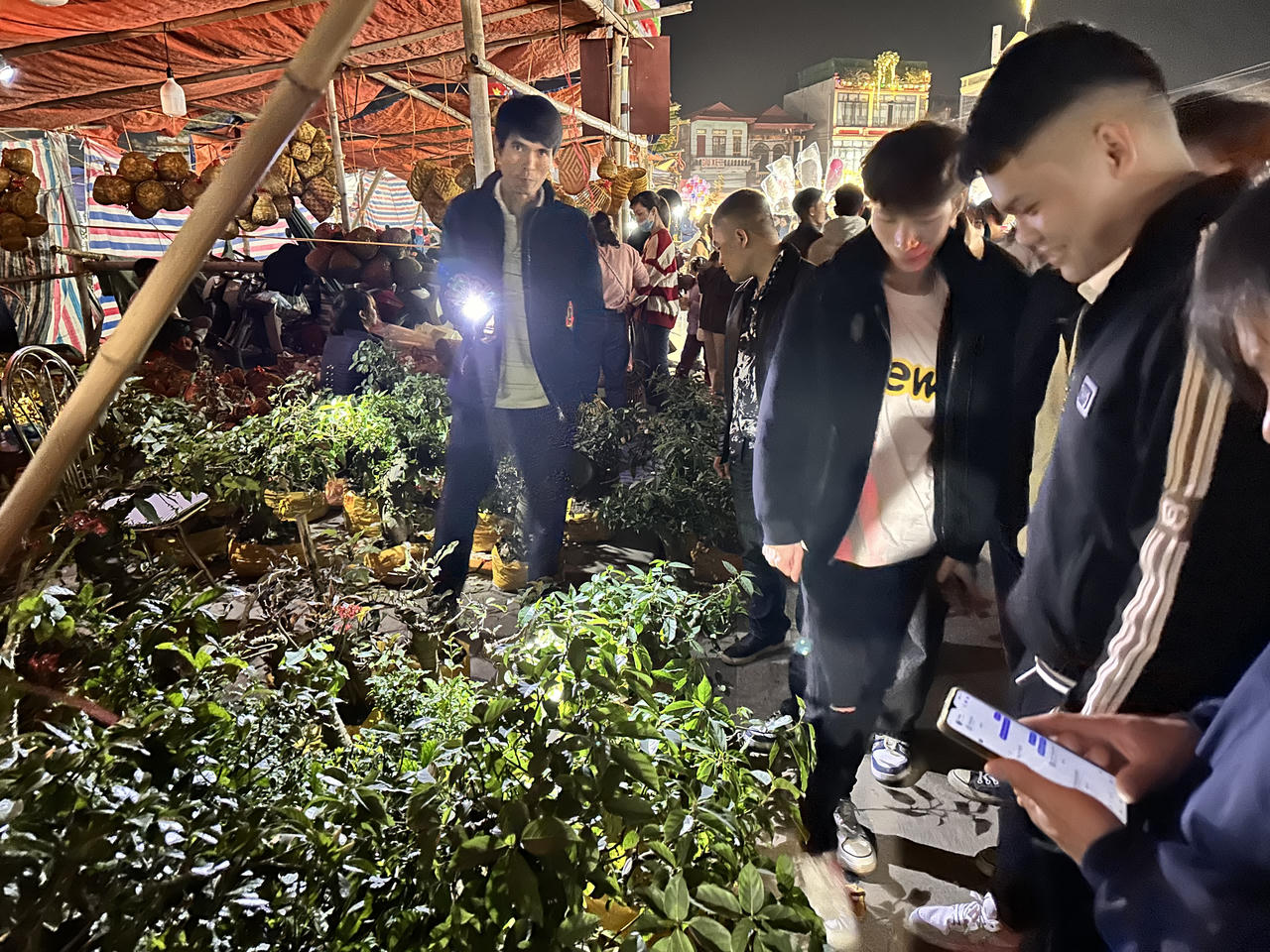 Đông đảo người đổ về chợ Viềng 'mua may bán rủi' trong đêm 