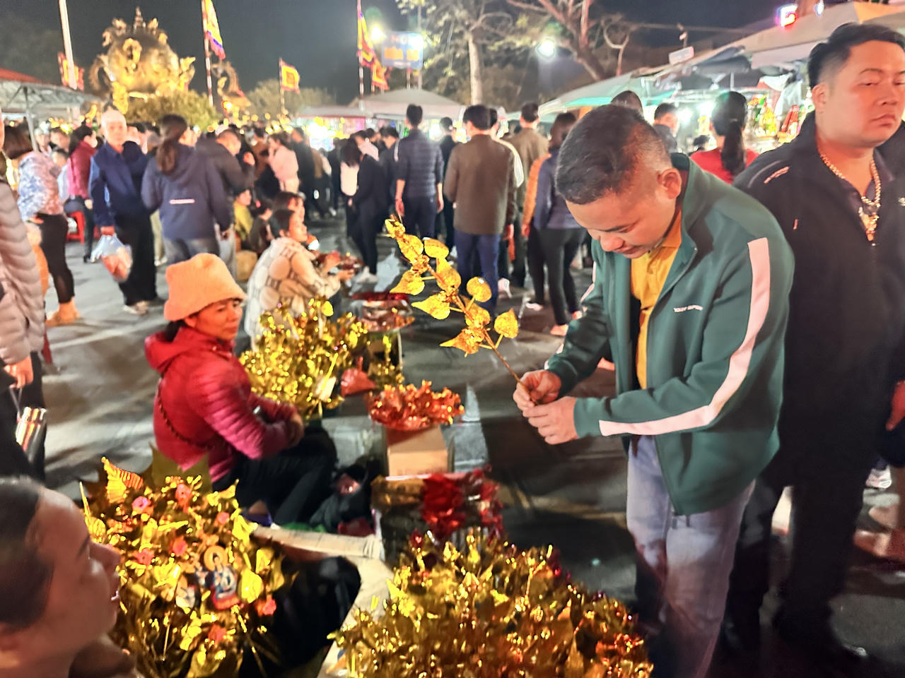 Đông đảo người đổ về chợ Viềng 'mua may bán rủi' trong đêm 