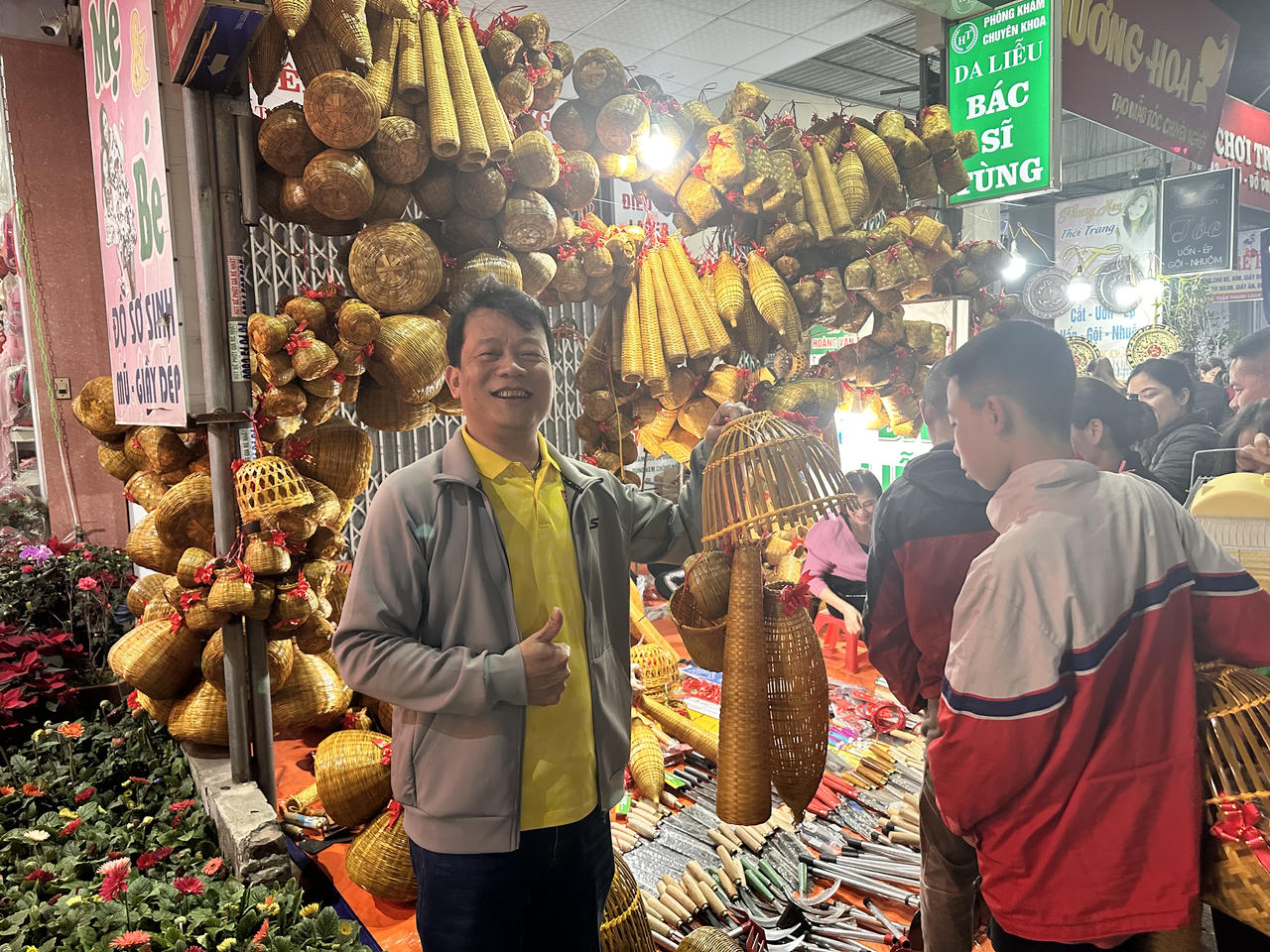 Đông đảo người đổ về chợ Viềng 'mua may bán rủi' trong đêm 