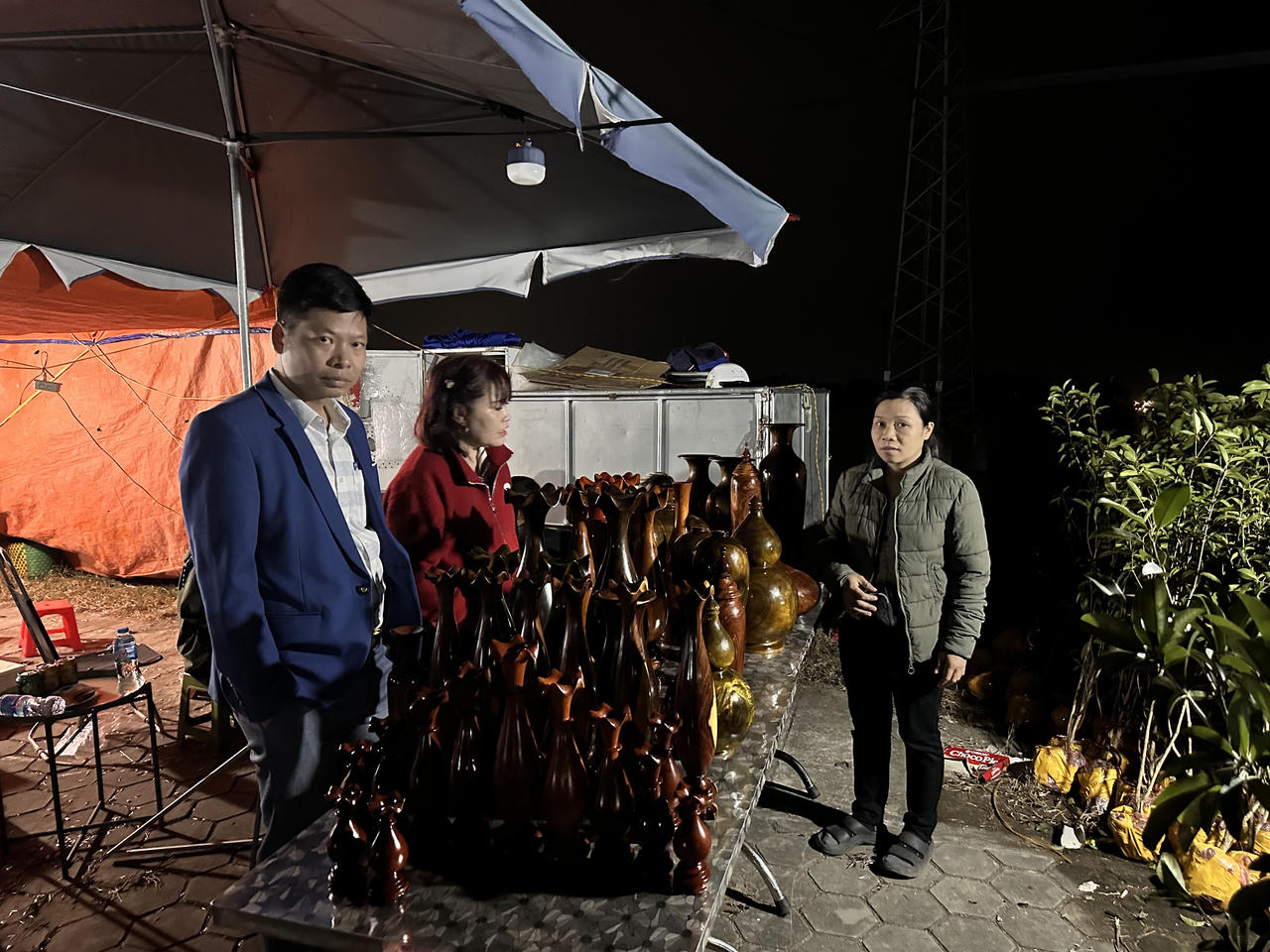 Đông đảo người đổ về chợ Viềng 'mua may bán rủi' trong đêm 