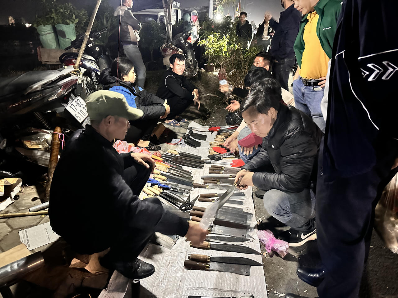 Đông đảo người đổ về chợ Viềng 'mua may bán rủi' trong đêm 