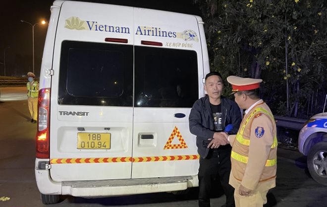 Cục CSGT dán phản quang cảnh báo cho phương tiện vận tải trên đường cao tốc