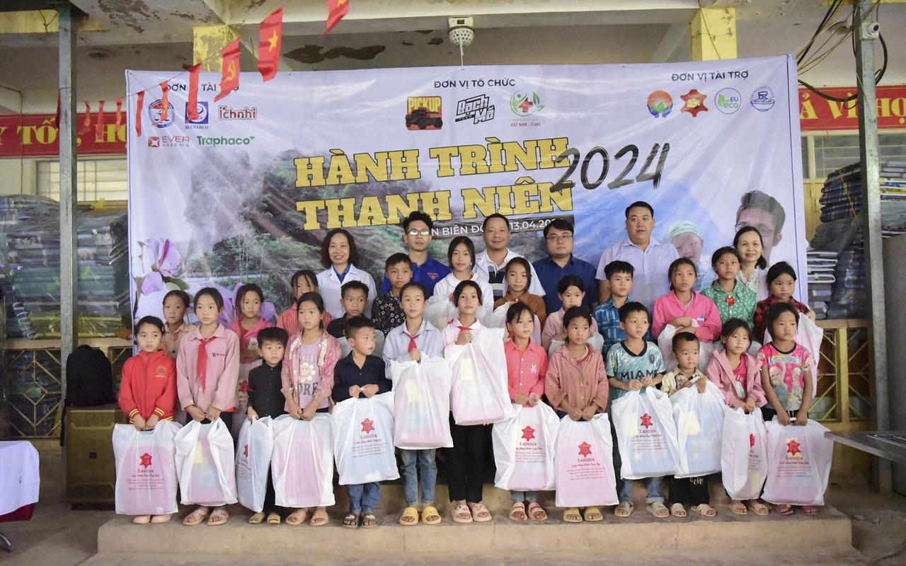 Khám sức khỏe miễn phí cho hơn 500 học sinh ở Điện Biên Đông 