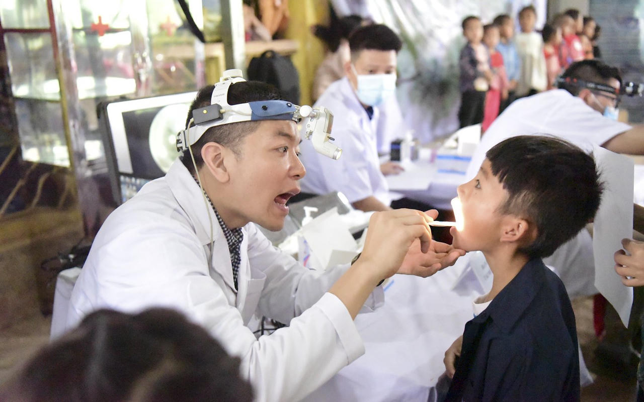 Khám sức khỏe miễn phí cho hơn 500 học sinh ở Điện Biên Đông 