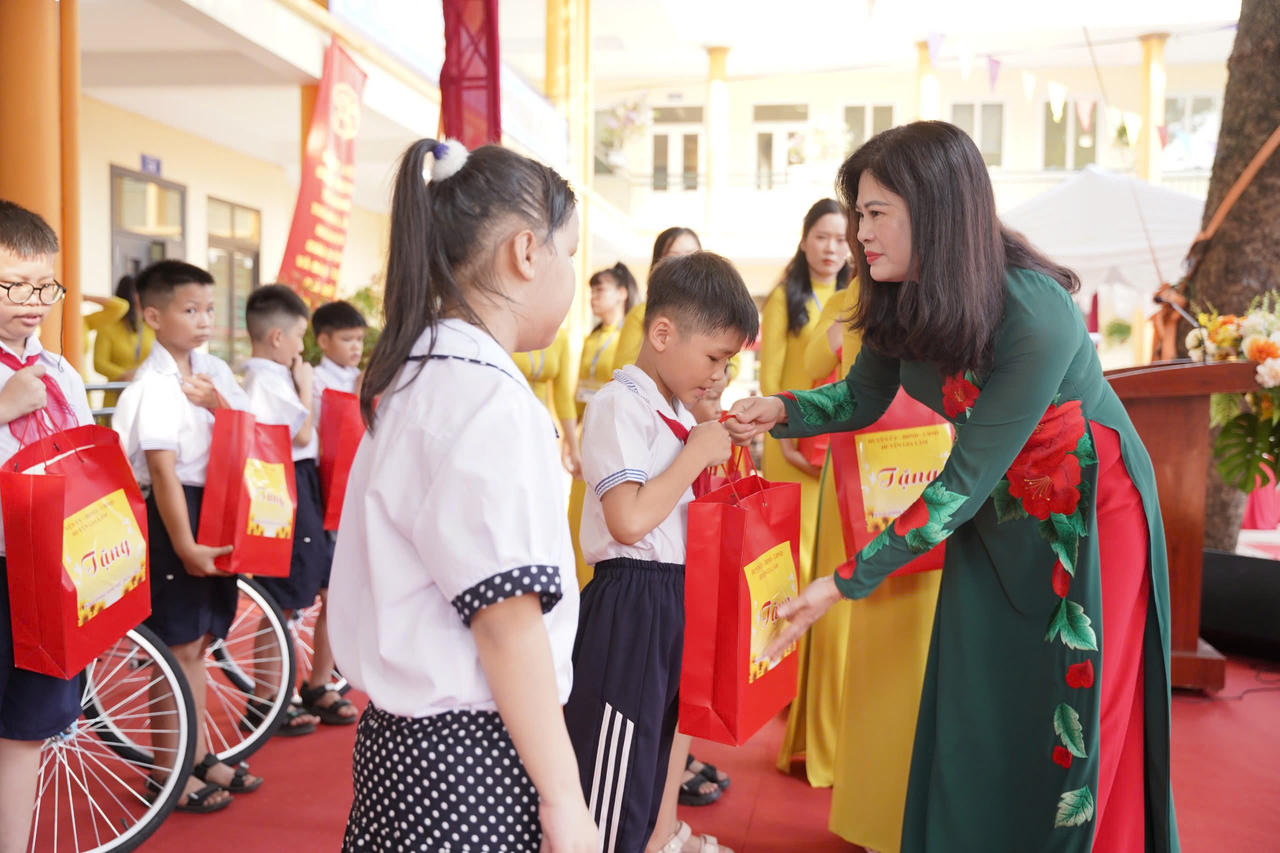 Thủ đô rực rỡ cờ hoa trong ngày lễ Khai giảng