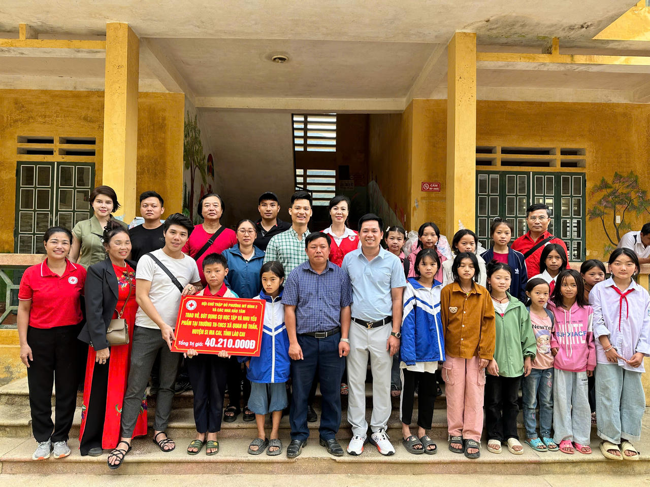 Hội CTĐ phường Mỹ Đình 2 tặng quà từ thiện trị giá hơn 500 triệu đồng tại Lào Cai