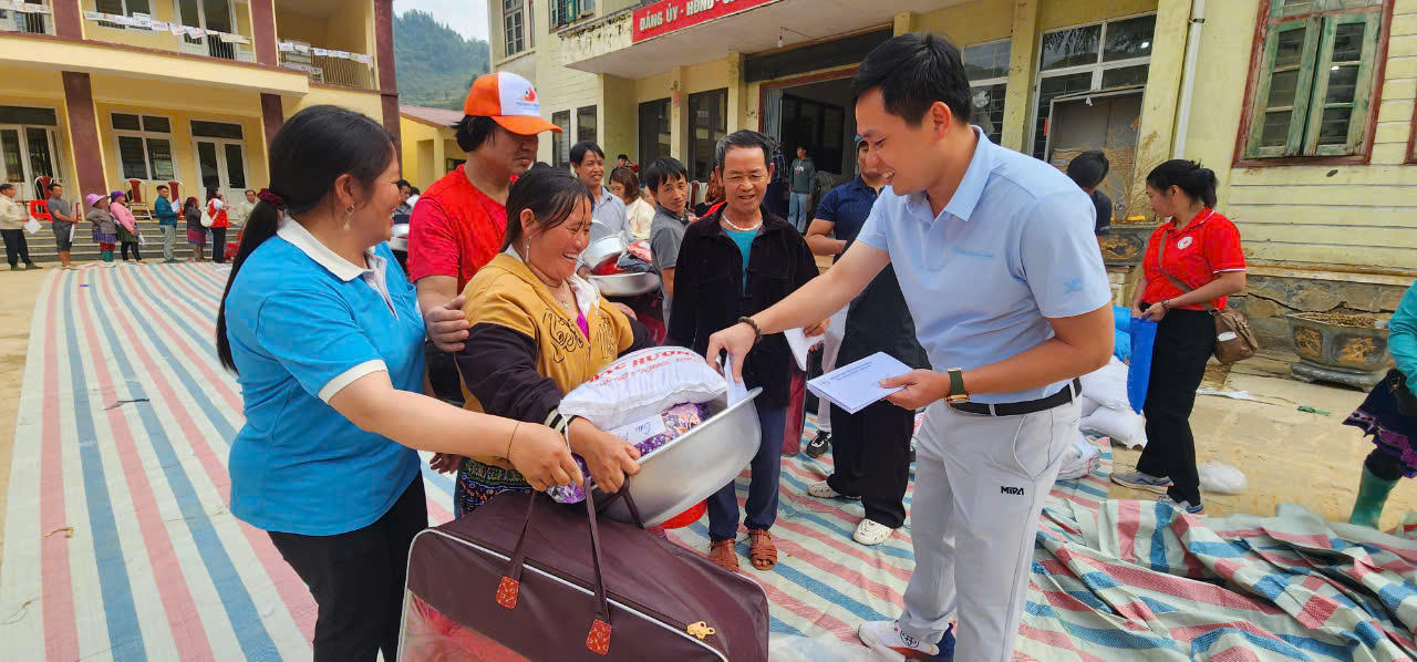 Hội CTĐ phường Mỹ Đình 2 tặng quà từ thiện trị giá hơn 500 triệu đồng tại Lào Cai