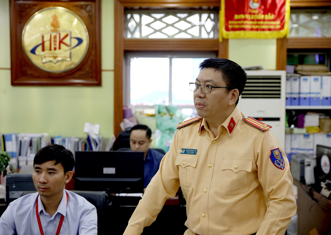 Xử lý nghiêm nhóm học sinh trường Huỳnh Thúc Kháng vi phạm TT ATGT sau khi đến trường dự lễ kỷ niệm ngày Nhà giáo Việt Nam