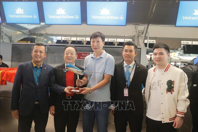 Đội tuyển Việt Nam ra sân bay Suvarnabhumi lên đường về nước