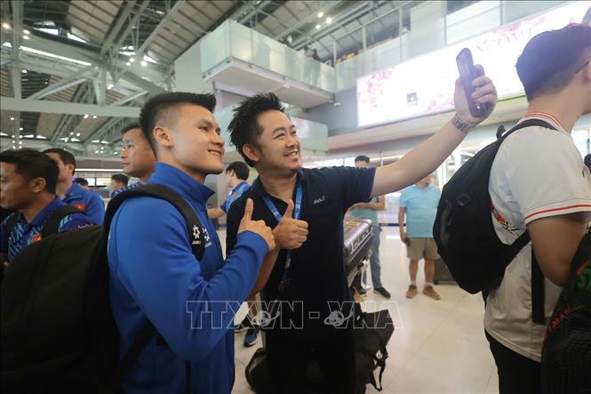 Đội tuyển Việt Nam ra sân bay Suvarnabhumi lên đường về nước