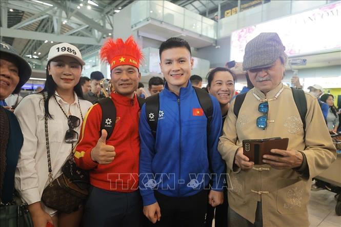 Đội tuyển Việt Nam ra sân bay Suvarnabhumi lên đường về nước