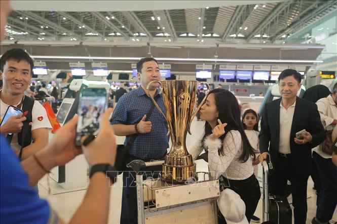 Đội tuyển Việt Nam ra sân bay Suvarnabhumi lên đường về nước