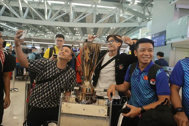 Đội tuyển Việt Nam ra sân bay Suvarnabhumi lên đường về nước