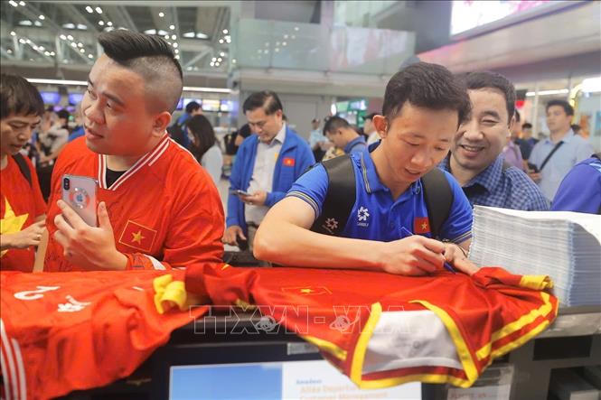 Đội tuyển Việt Nam ra sân bay Suvarnabhumi lên đường về nước