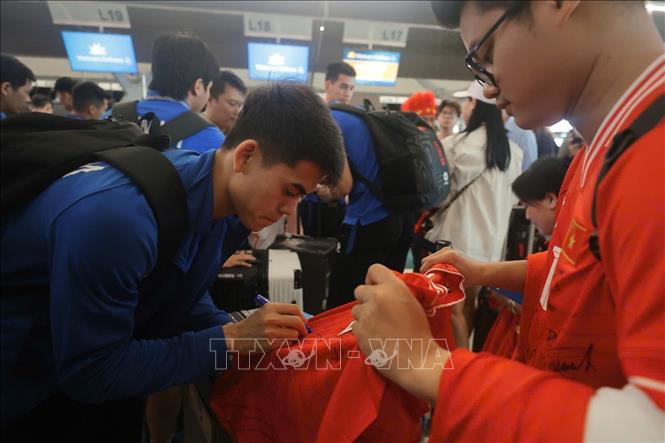 Đội tuyển Việt Nam ra sân bay Suvarnabhumi lên đường về nước