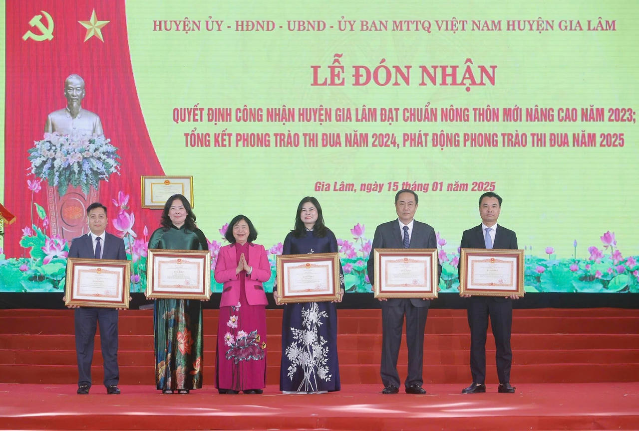 Huyện Gia Lâm (Hà Nội) đón Bằng công nhận huyện đạt chuẩn nông thôn mới nâng cao