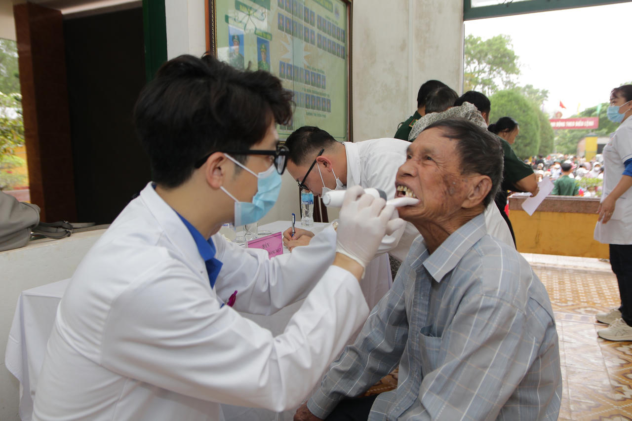 Bệnh viện Hữu nghị Việt Nam – Cu Ba khám và phát thuốc miễn phí cho hơn 200 gia đình chính sách tại tỉnh Quảng Trị