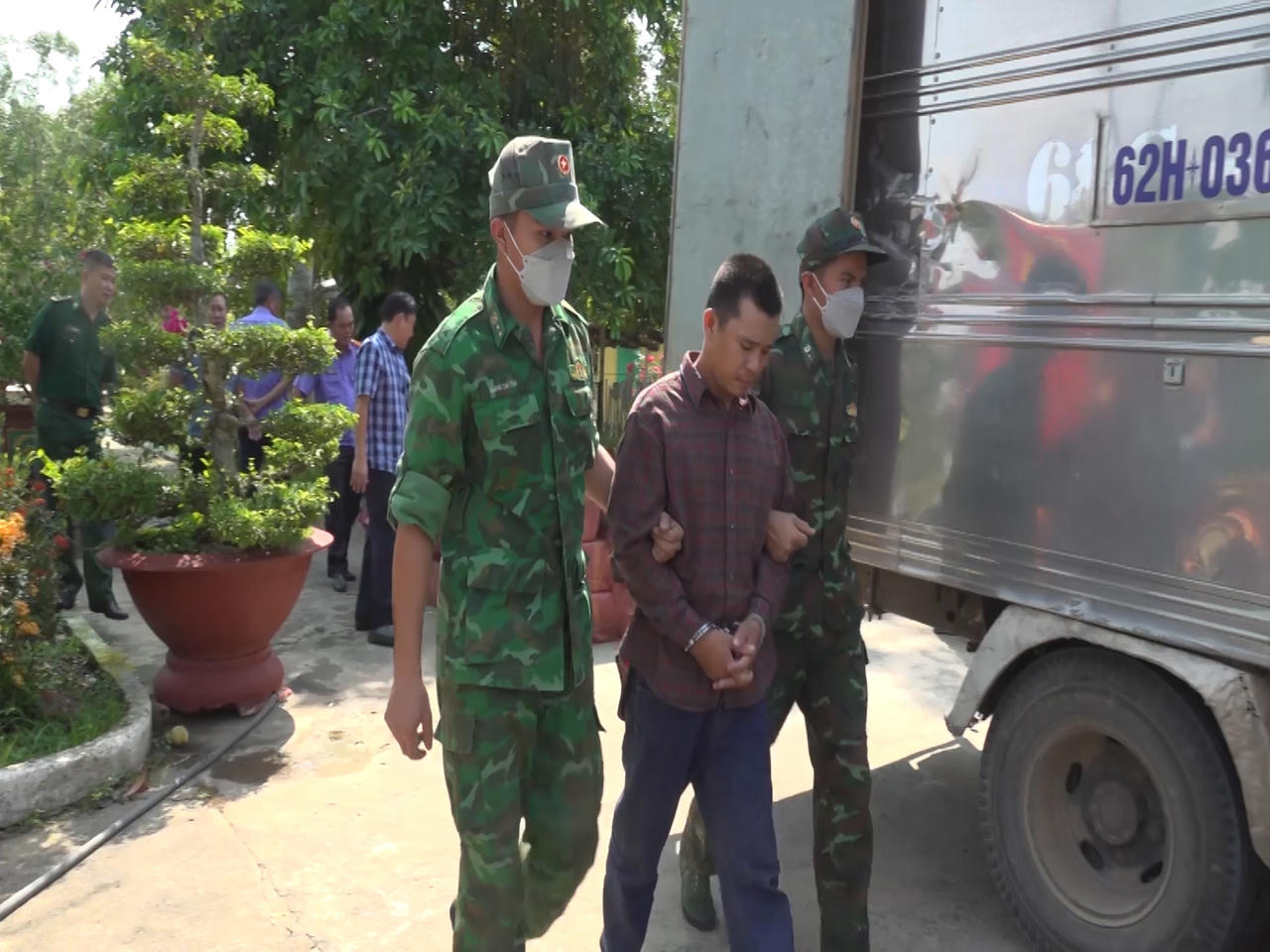 Bắt thanh niên vận chuyển 6.000 gói thuốc lá nhập lậu