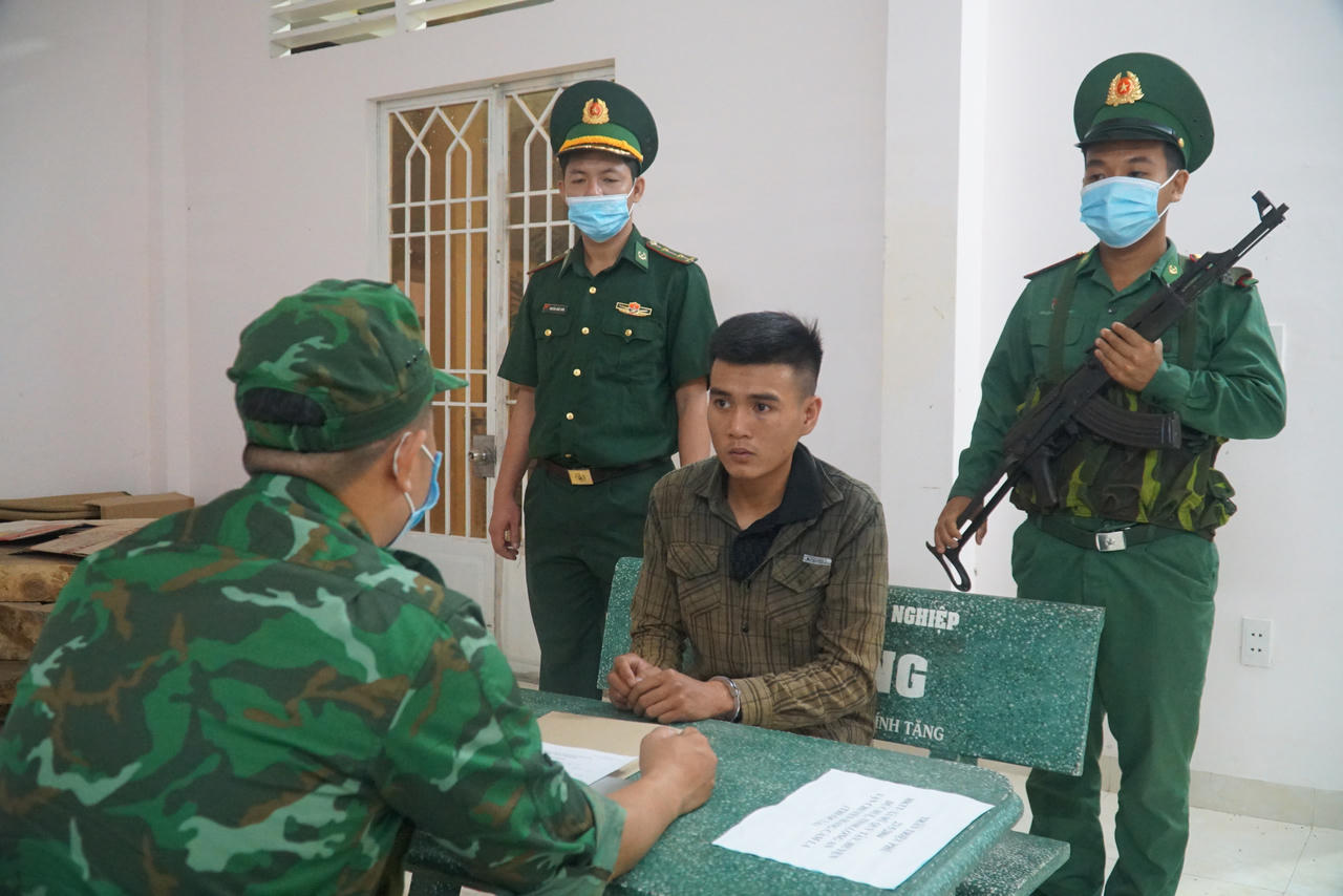 Bắt thanh niên vận chuyển 6.000 gói thuốc lá nhập lậu