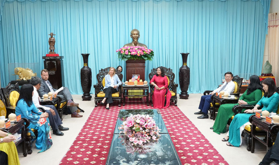 Tổng Lãnh sự Hoa Kỳ tại TPHCM quan tâm đến xuất khẩu các sản phẩm dừa của Bến Tre