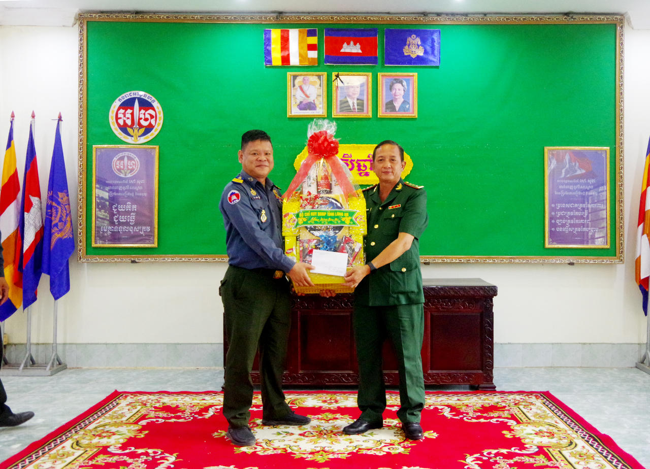 Biên phòng Long An chúc Tết Chol Chnam Thmay lực lượng bảo vệ biên giới tỉnh Pray Veng, Campuchia