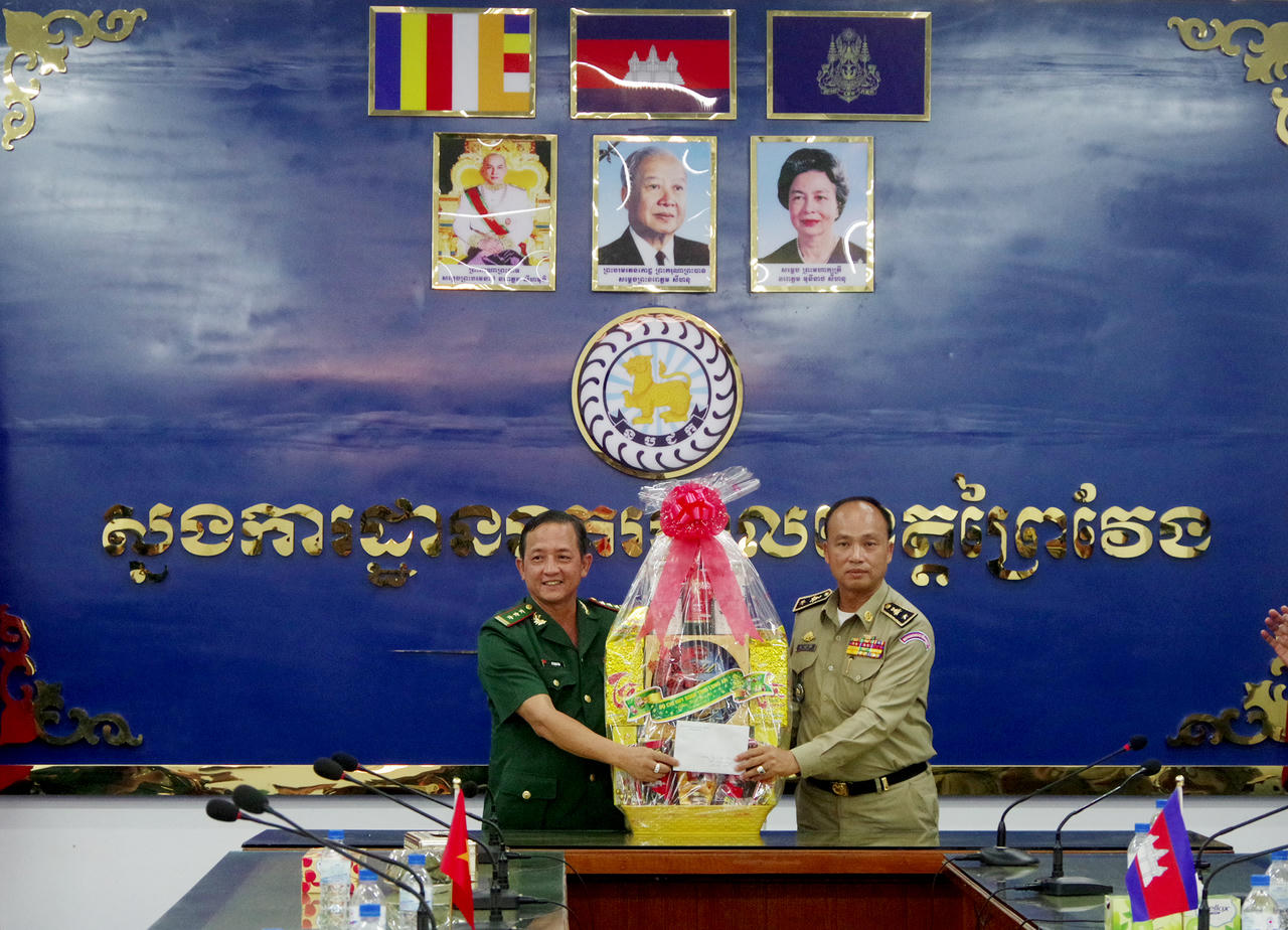 Biên phòng Long An chúc Tết Chol Chnam Thmay lực lượng bảo vệ biên giới tỉnh Pray Veng, Campuchia