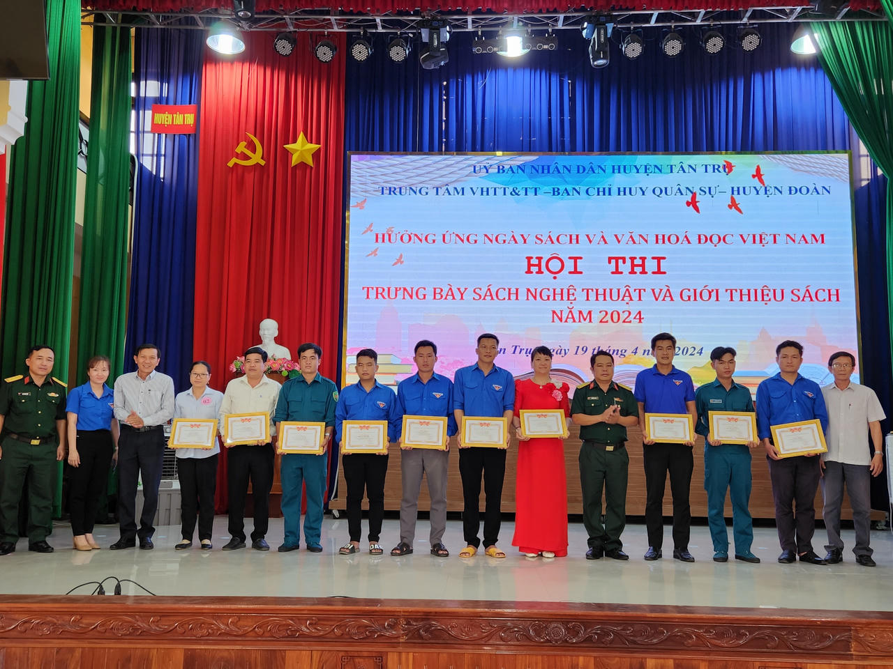 Ấn tượng nghệ thuật trưng bày và giới thiệu sách tại huyện Tân Trụ