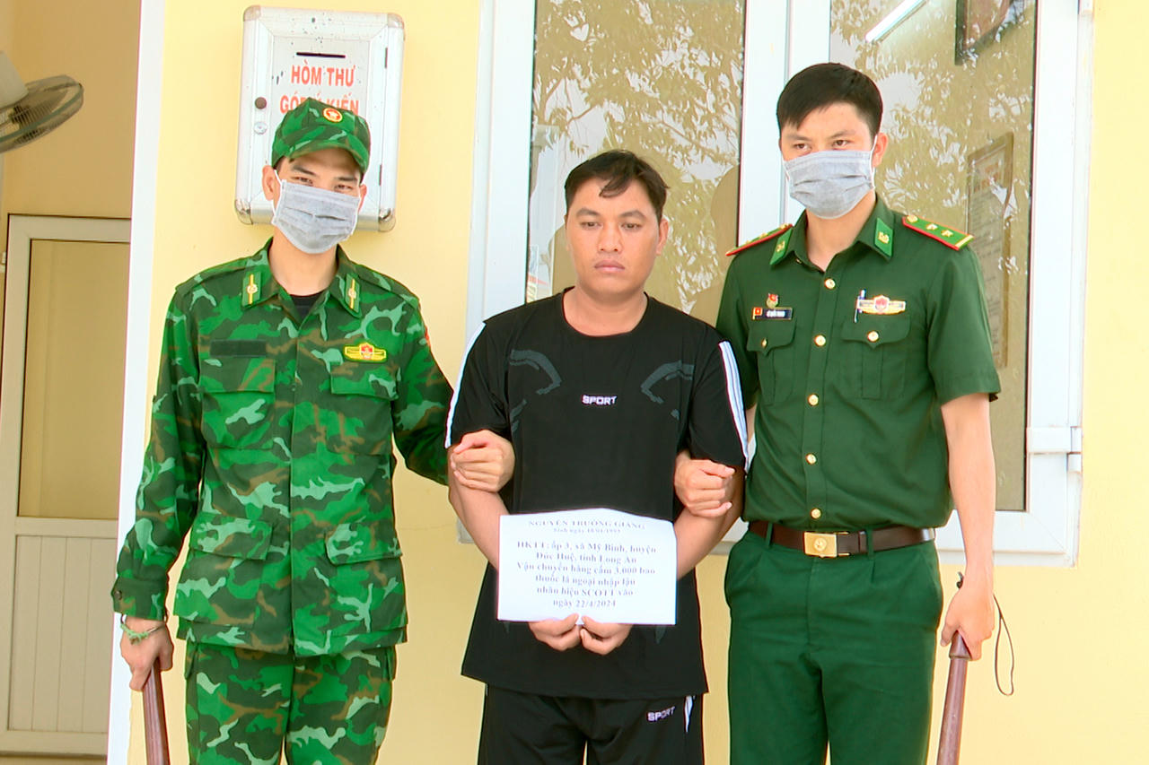 Bắt giữ đối tượng vận chuyển 3000 bao thuốc lá ngoại nhập lậu tại biên giới 