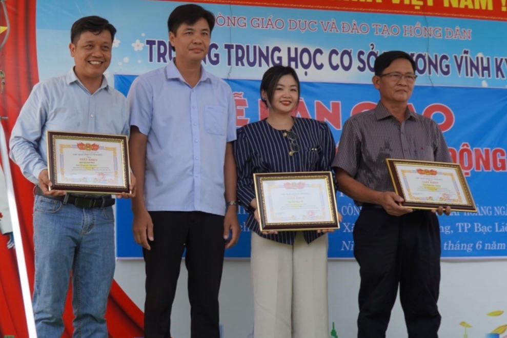 Bạc Liêu: Trao hồ bơi di động trị giá 100 triệu đồng cho học sinh tại huyện Hồng Dân