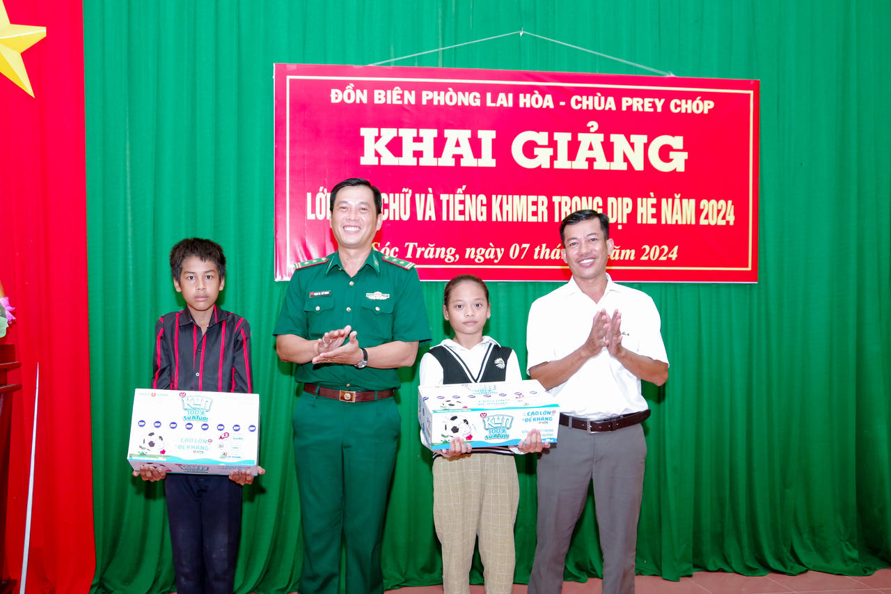 Sóc Trăng: Khai giảng lớp dạy tiếng Khmer dịp hè cho học sinh biên giới biển 