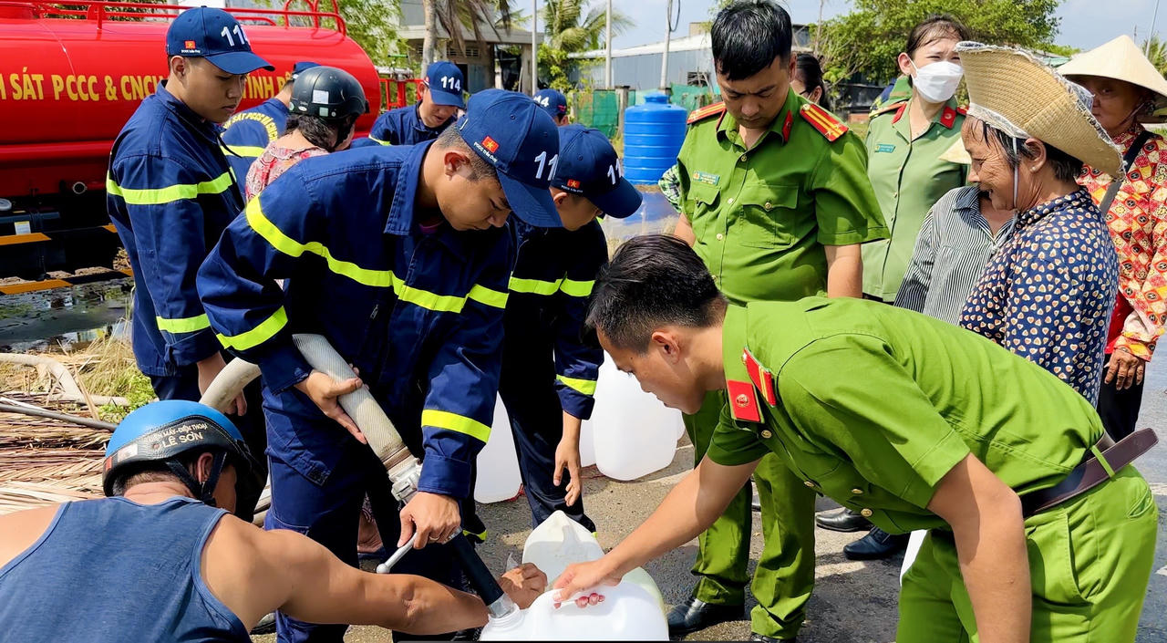 Những chuyến xe nghĩa tình từ chiến sĩ Công an tỉnh Bến Tre