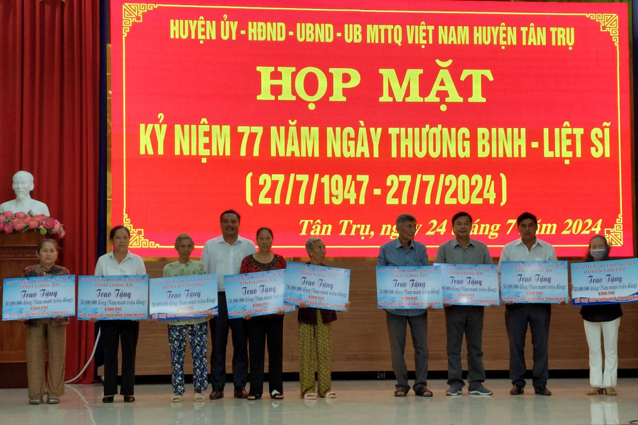 Hơn 1.000 đối tượng chính sách huyện Tân Trụ hưởng trợ cấp hàng tháng tổng cộng trên 2 tỷ đồng 