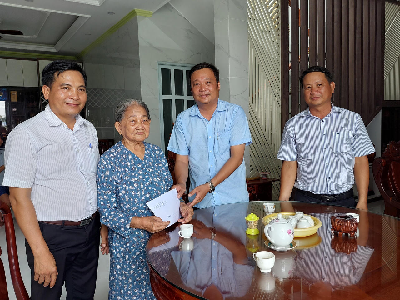 Hơn 1.000 đối tượng chính sách huyện Tân Trụ hưởng trợ cấp hàng tháng tổng cộng trên 2 tỷ đồng 