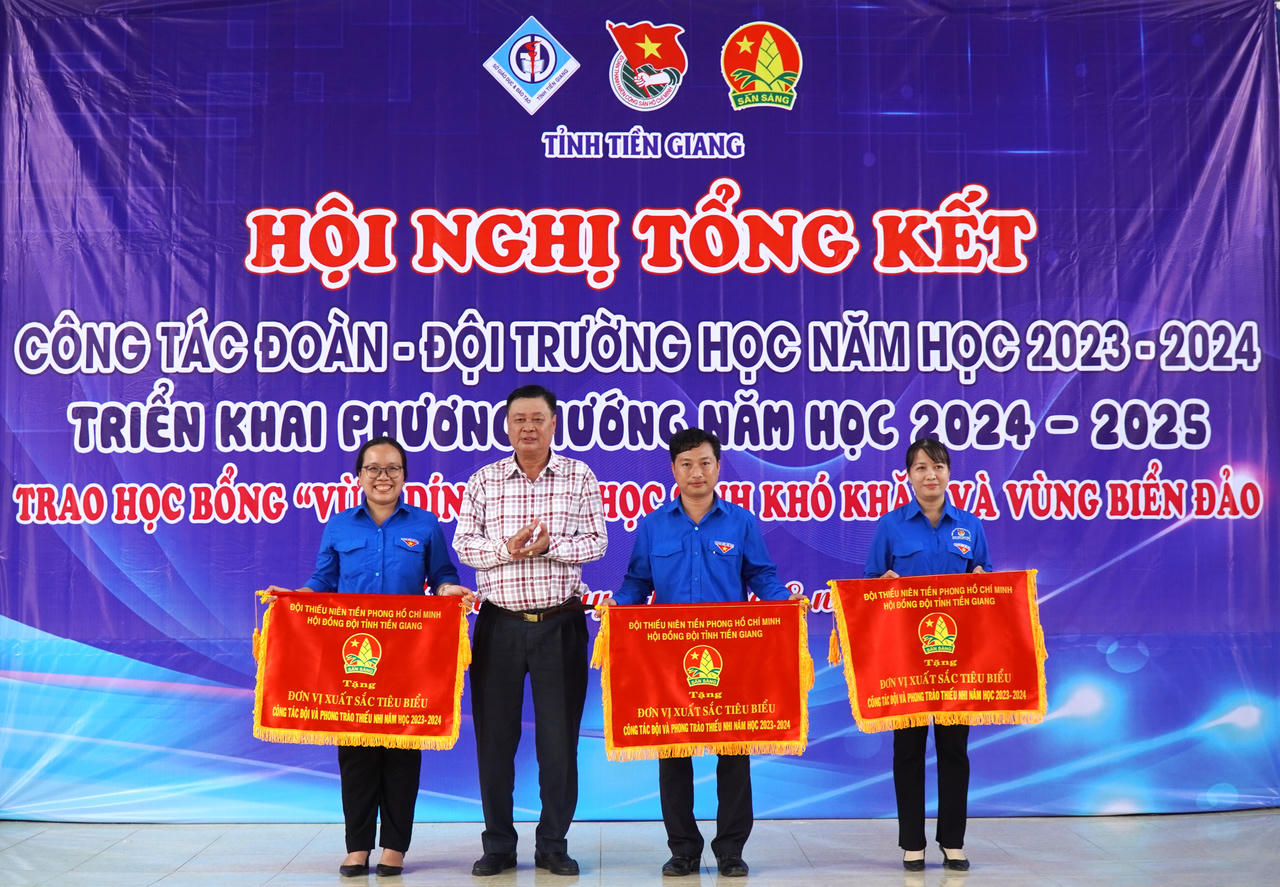 Nguyên Phó Chủ tịch nước Trương Mỹ Hoa trao học bổng Vừ A Dính tại Tiền Giang