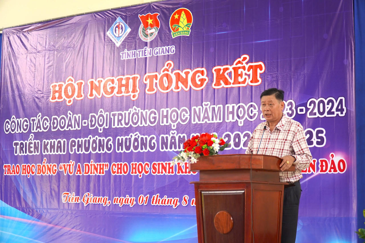 Nguyên Phó Chủ tịch nước Trương Mỹ Hoa trao học bổng Vừ A Dính tại Tiền Giang