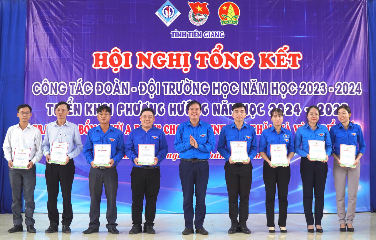 Nguyên Phó Chủ tịch nước Trương Mỹ Hoa trao học bổng Vừ A Dính tại Tiền Giang