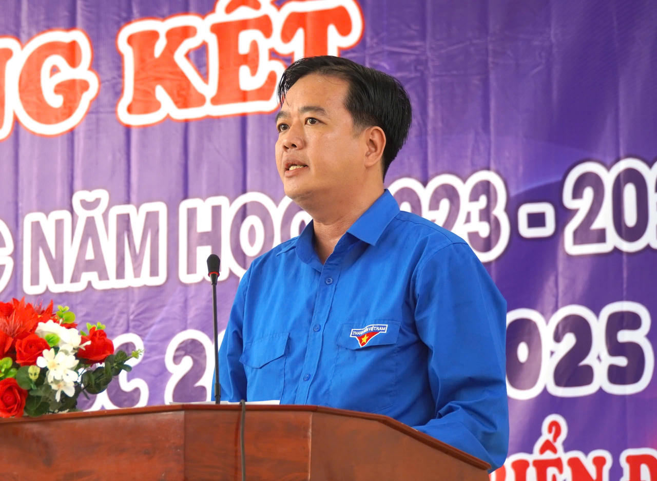 Nguyên Phó Chủ tịch nước Trương Mỹ Hoa trao học bổng Vừ A Dính tại Tiền Giang