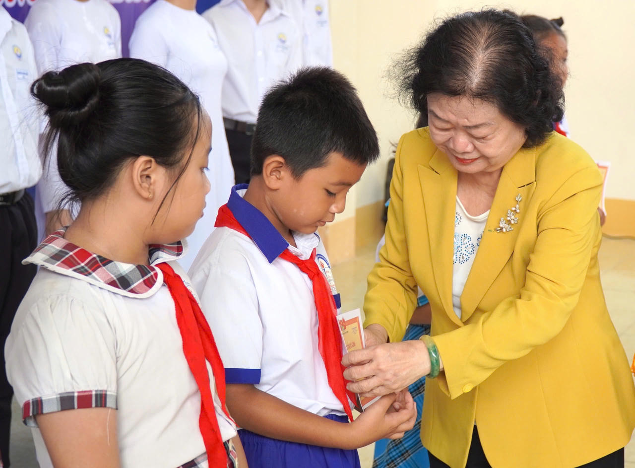 Nguyên Phó Chủ tịch nước Trương Mỹ Hoa trao học bổng Vừ A Dính tại Tiền Giang