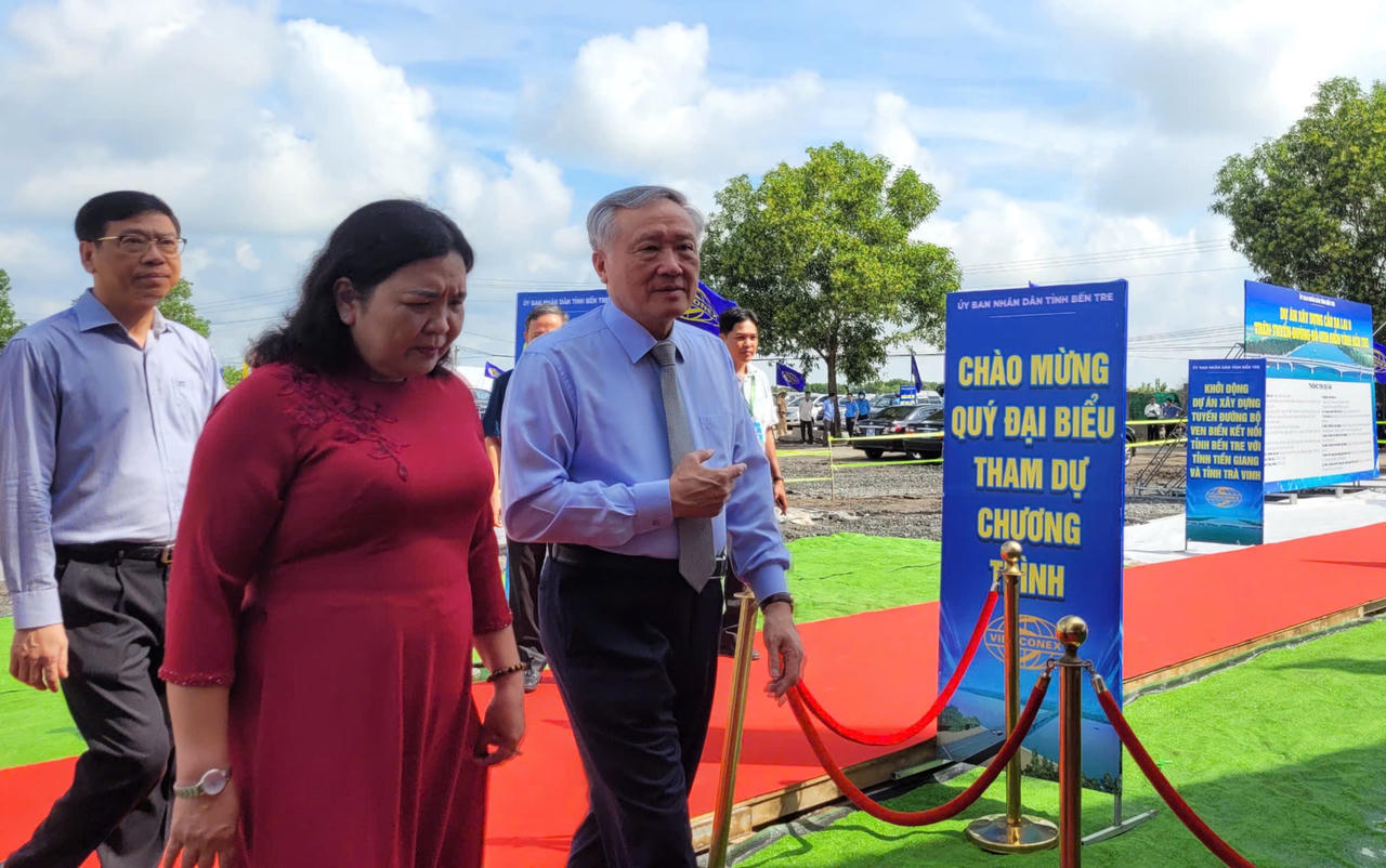 Phó Thủ tướng thường trực Nguyễn Hoà Bình dự Lễ khởi công cầu Ba Lai 8 tại Bến Tre